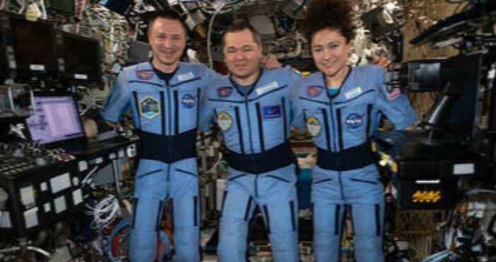 снимка НАСАНастоящият 63 и екипаж на МКС включващ руските космонавти Анатолий