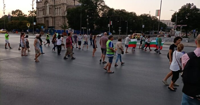 Протестното шествие достигна Катедралата във Варна където движението е блокирано