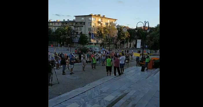 Кадър и видео: Варна сегаМалко хора излязоха тази вечер във Варна,