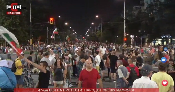 Кадри БСТВПротестът в София става все по многоброен тази вечер