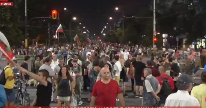 Кадър БСТВМногохиляден е протестът в София в момента.В пъти повече