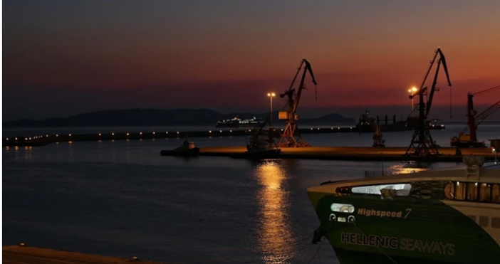 Снимка pixabayЕдин член на екипажа на гръцки ферибот е загинал