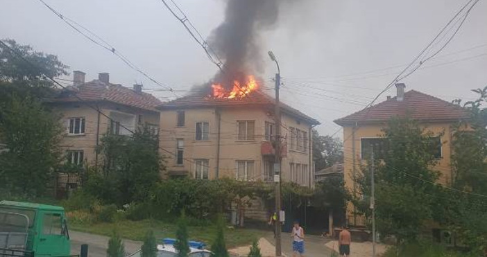 Снимка Бул нюзМълния запали покрива на къща в Мездра научи