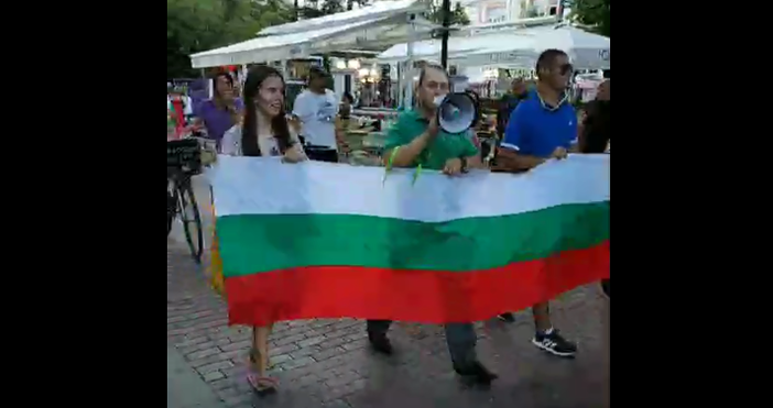 Снимка и видео Варна сега За поредна вечер хора от Варна