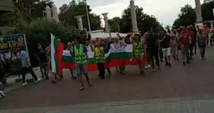 Протестиращите във Варна направиха шествие до Слънчевия часовник на входа