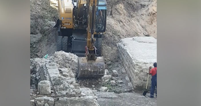 Багер е влязъл в археологически разкопки във Варна и събаря
