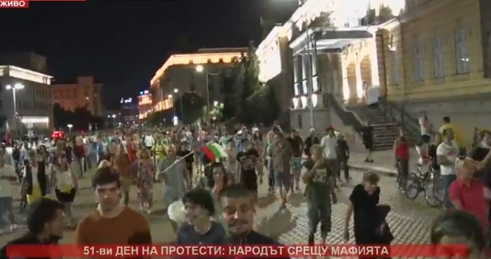 Протестиращите в София вървят към Орлов мост за да се