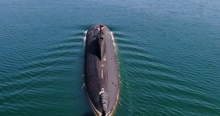 Кадър Минобороны РоссииРуската атомна подводница Омск неочаквано е изплувала близо