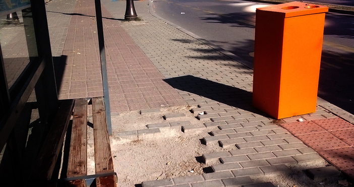 Снимки читател Петел Счупени плочки препъват минувачи до сградата на общината