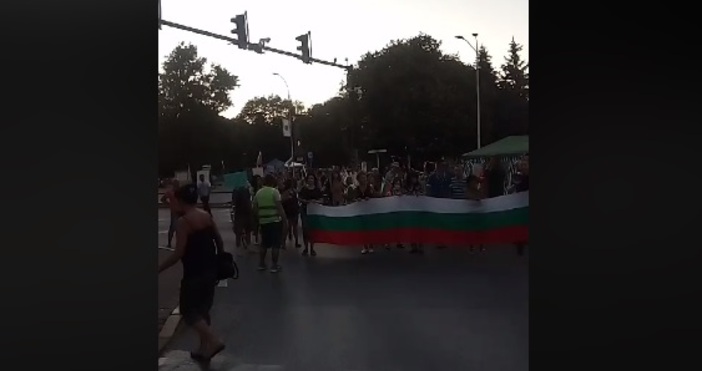 Петел предава протеста във Варна.Недоволните от управлението скандират за оставката