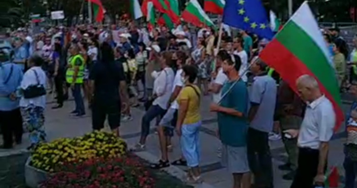 Кадър ПетелШествието на протестиращите във Варна завърши пред общинвата преди
