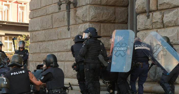снимка БулфотоСхватка на протестите пред Парламента, има ранен полицай, съобщи