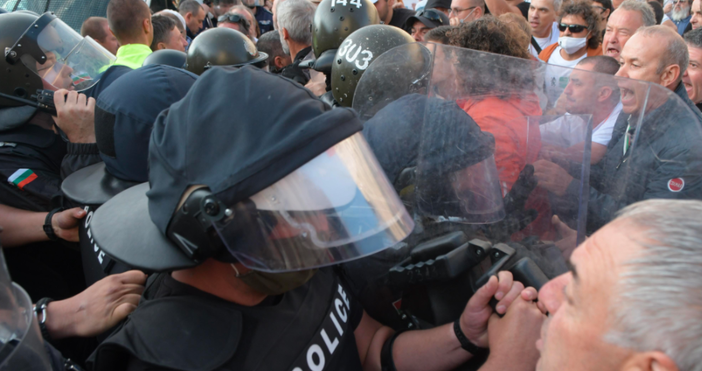 снимка БулфотоПървият задържан на днешния протест под надслов Велико народно