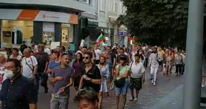 Кадър ПетелПоредна вечер на протести във Варна И днес шествието тръгна