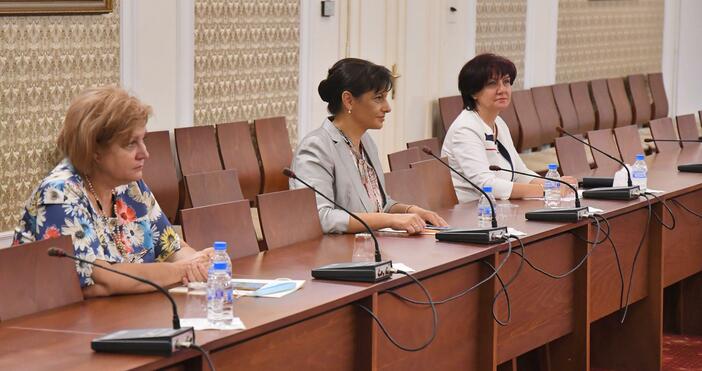 Снимка: Булфото, архивВ момента се провежда среща между народни представители
