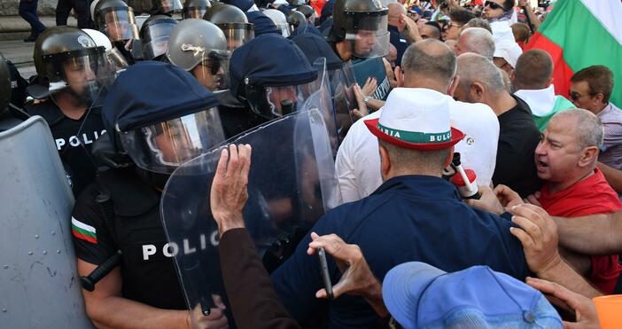 Редактор  e mail  Снимка БулфотоПолицаи пръскат протестиращите с лютив спрей В резултат няколко