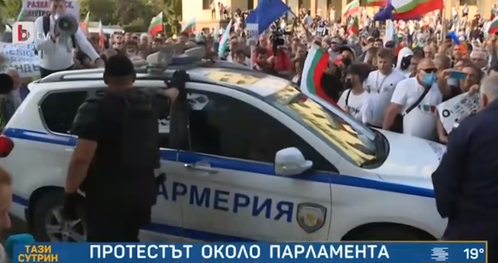 Редактор  e mail  Кадър БТВЧаст от протестиращите клатят автомобилите на жандармерията замерят полицаи