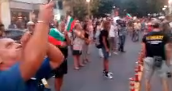 Петел предава на живо от протеста във Варна Тази вечер гнева