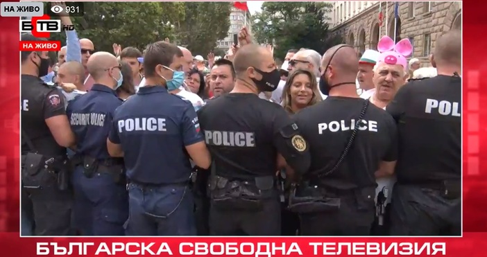 Кадър БСТВПолицията направи верига плътно до протестиращите пред Министерски съвет