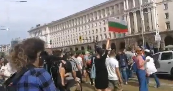 Кадър България он ерОтново пристигат протестиращи в Триъгълника на властта