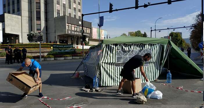 Снимки Петел Протестиращите във Варна местят палатките си които бяха