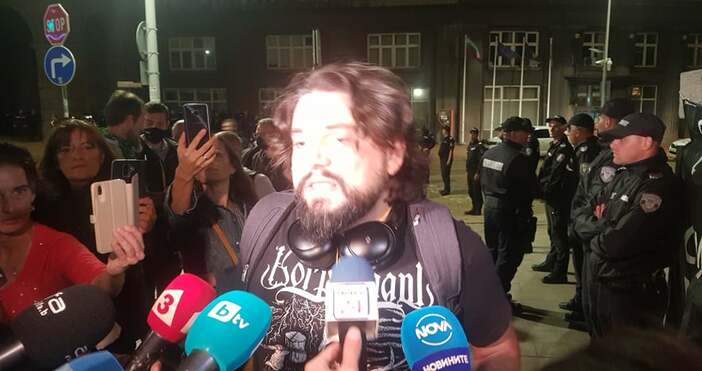 Мир и добър тон Към това призова тази вечер полицаите