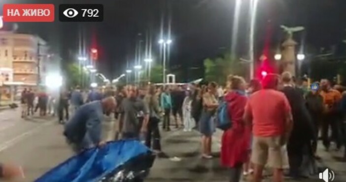 снимки и видео Петел Демонстрантите на Орлов мост развалят символичната барикада