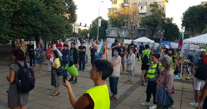 Снимка ПетелЗа поредна вечер варненци се събраха на протест пред