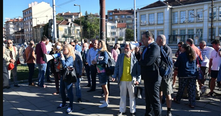 БНРснимка БулфотоПред Районния съд в София се провежда протест с