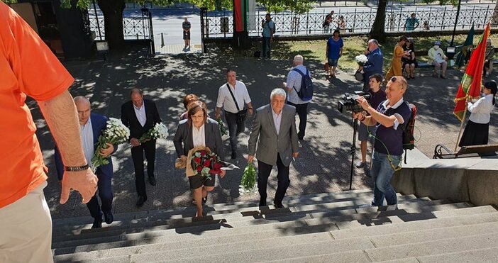 Корнелия Нинова с депутати от ПГ на БСП за България