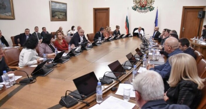 снимка: Булфото, архивМинистър-председателят Бойко Борисов и членовете на Министерския съвет