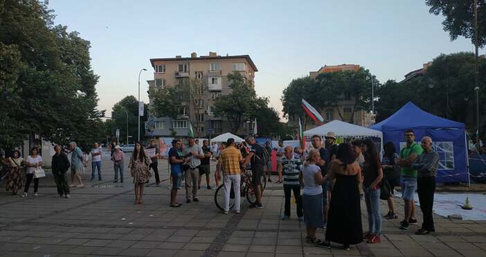 Снимка ПетелПоредна вечер на протест във Варна Хората се събират