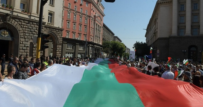 Снимки БулфотоПротестиращите разпънаха 50 метров национален флаг пред Министерски съвет