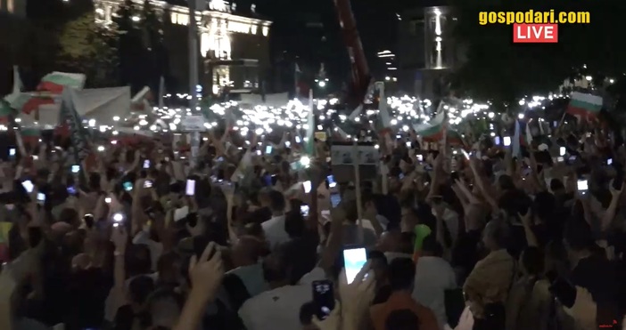 Кадри Господари на ефира Хиляди хора в центъра на София светнаха