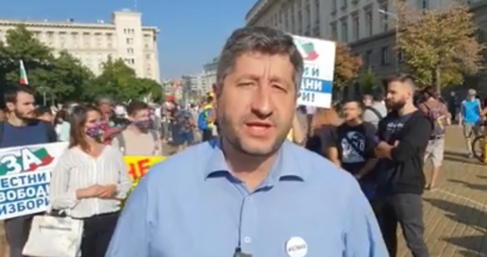 Снимка и видео Христо Иванов фейсбукНа днешния протест срещу Изборния кодекс на ГЕРБ Христо