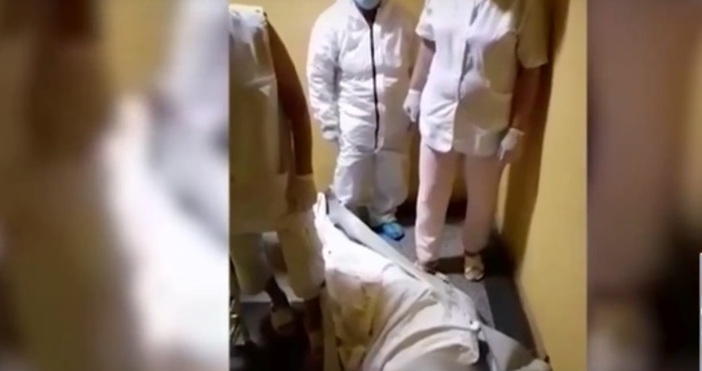 Кадър Диана Кабел ТВВидео как санитари пренасят в найлон пациент