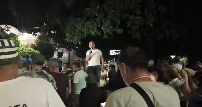 Снимка и видео: Отровното трио, фейсбукЗа 66-а поредна вечер протестиращи