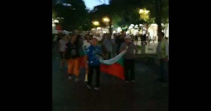 Кадър и видео: Варна сегаПротестът във Варна премина в шествие