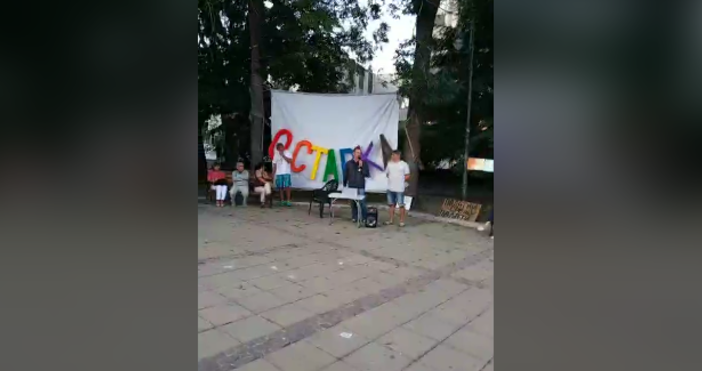 Петел предава протеста на живо от Варна.В този момент протестиращите