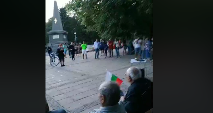 Петел предава на живо протеста във Варна срещу правителството на