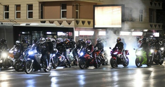 БулфотоМотористите от София райдърс организираха тази вечер масово нощно каране под надслов  Толерантност
