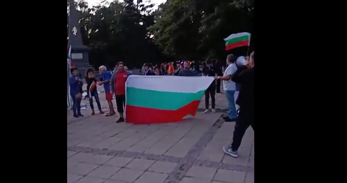 Снимка Петел видео Варна сега Поредна вечер на протест във Варна