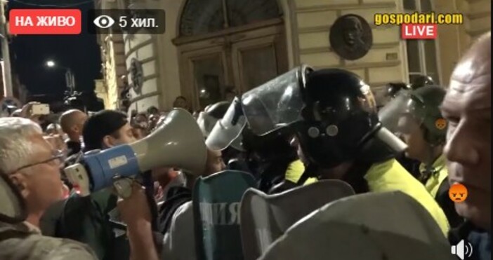 кадър и видео: Иво Божков, фейсбукНа протеста в момента в