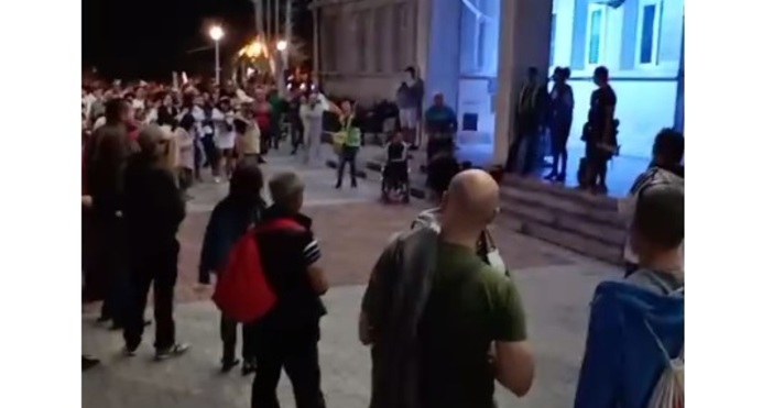 Варненските протестиращи скандират Оставка пред Съдебната палата в града Съобщете ни
