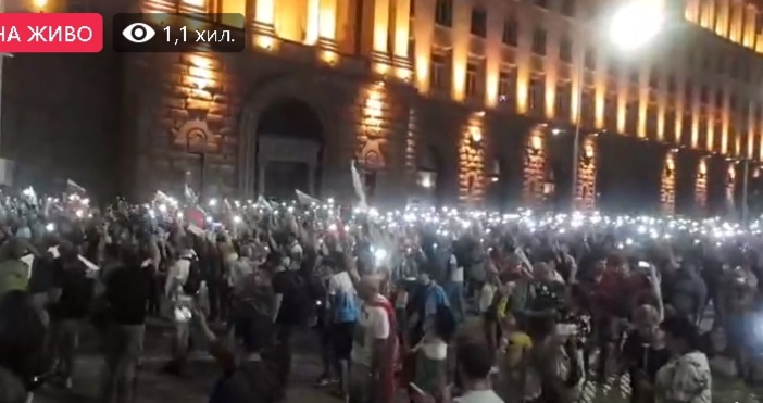 Хиляди светлинки са запалени от протестиащите в момента в Триъгълника