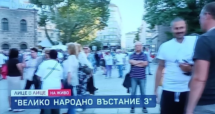 Кадър БТВУвеличава се броят на протестиращите в центъра на София