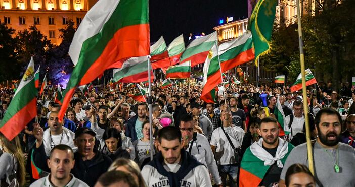 Източник и снимки БулфотоДесетки хиляди протестиращи изпълниха пл Независимост в София