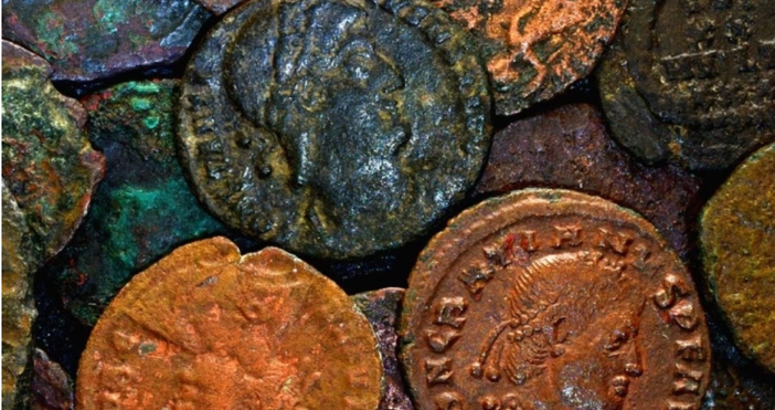 Снимка pixabayКласьори с монети 26 торби с антични на вид