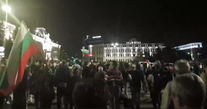 Снимка и видео Отровното триоПротестиращите в София тръгнаха към ул