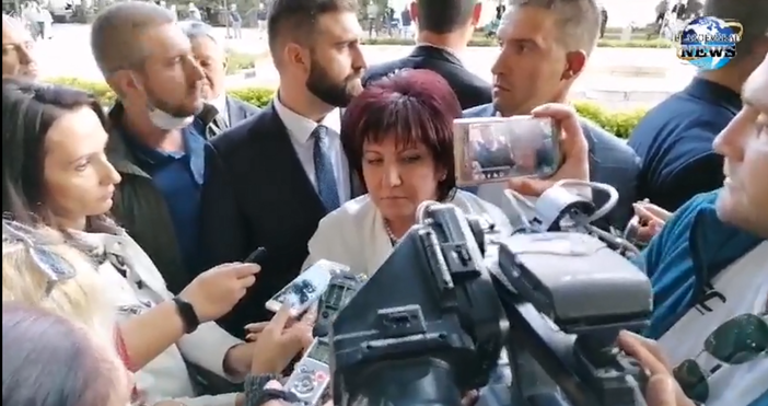 Снимка и видео: Blagoevgrad-NEWSПротестиращи освиркаха и замерваха с яйца председателя на